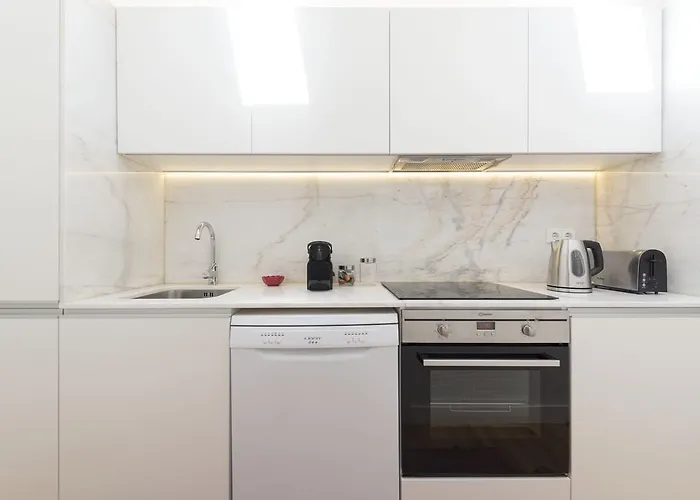 Lovelystay - Top Floor Balcony Apartment Porto